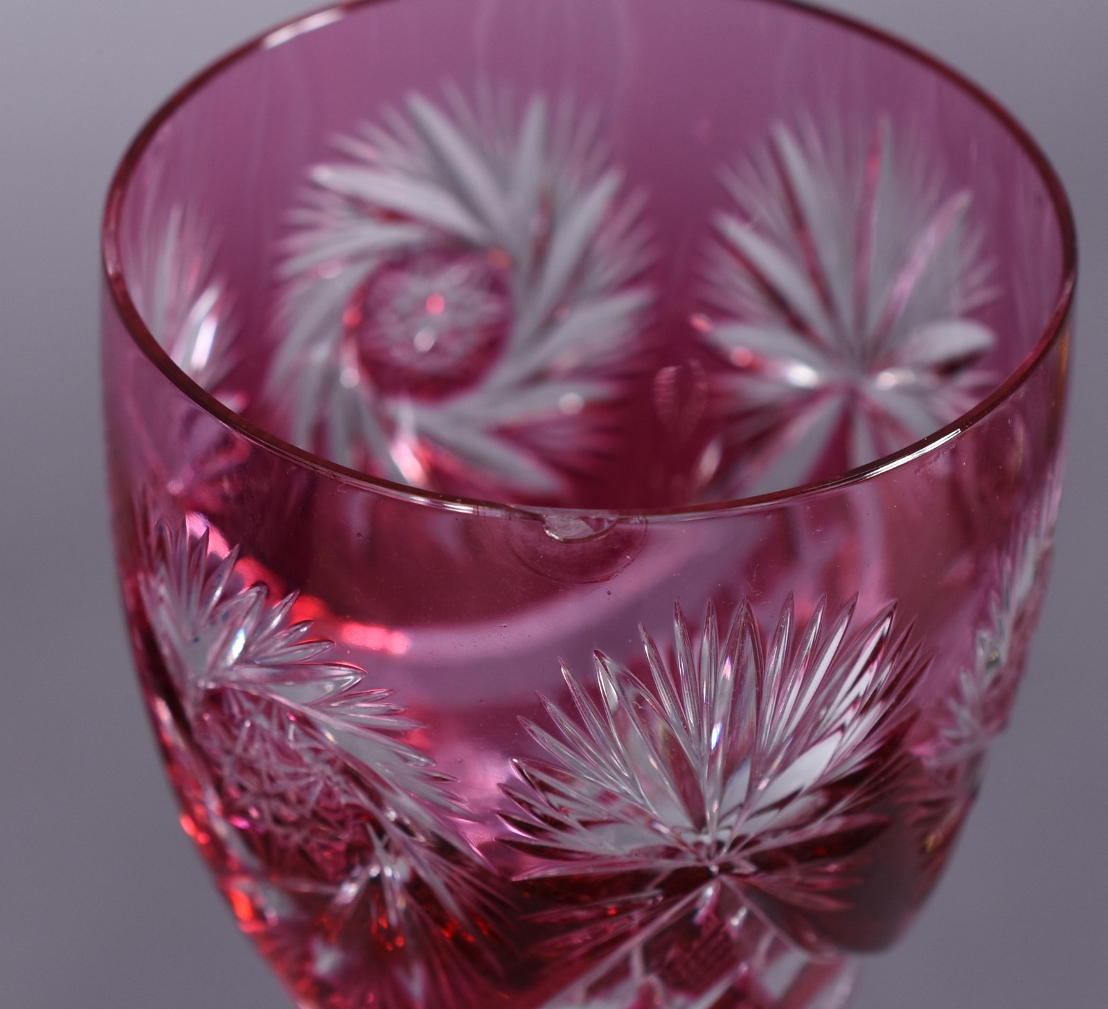 Cinco cálices para vinho de cristal doublé lapidado em diversas... - foto 5 de 6