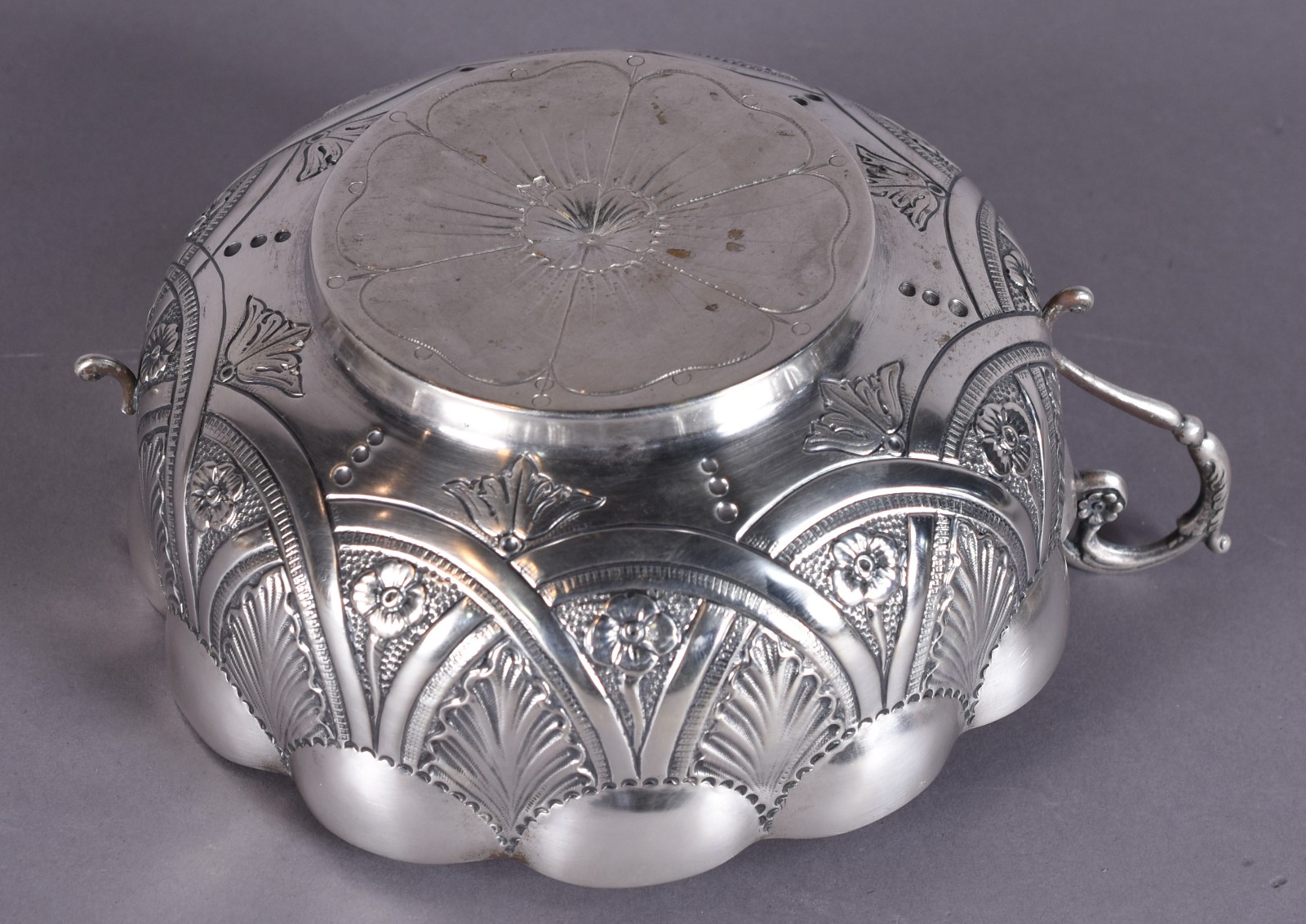 Bowl de prata contrastada trabalhado com gomos e folhagens... - foto 4 de 5