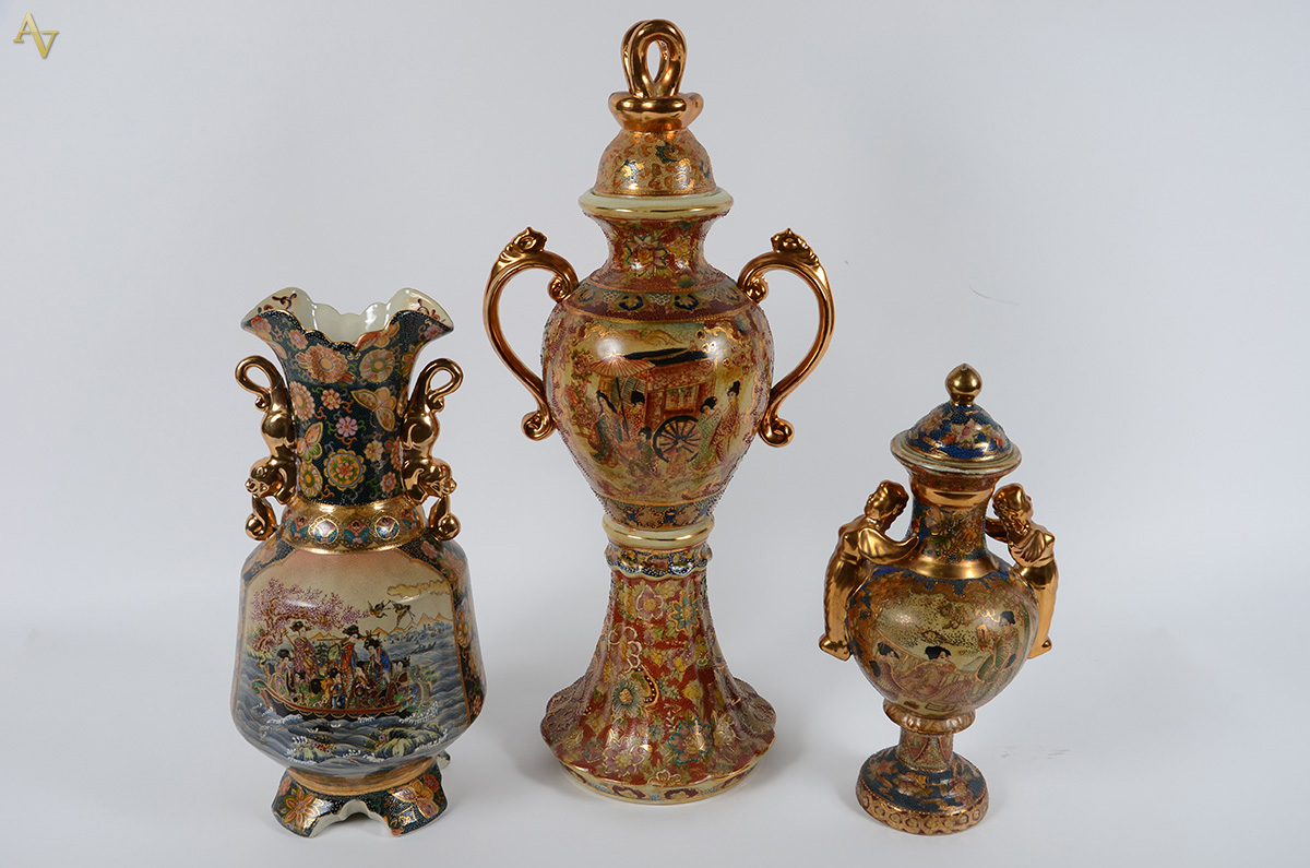 Três vasos de porcelana oriental ao gosto Satzuma (2 c/ partes... - foto 1 de 2