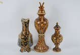 Três vasos de porcelana oriental ao gosto Satzu... - Três vasos de porcelana oriental ao gosto Satzuma (2 c/ partes coladas). Alts. 40, 44 e 65 cm
