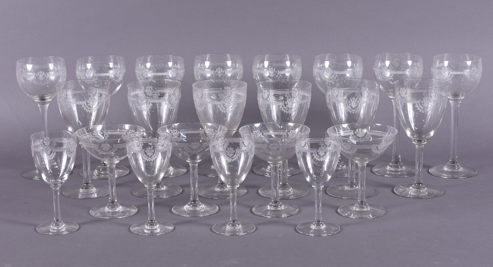 Serviço de cristal Saint Louis lavrado, modelo "MANON", composto de... - foto 1 de 4