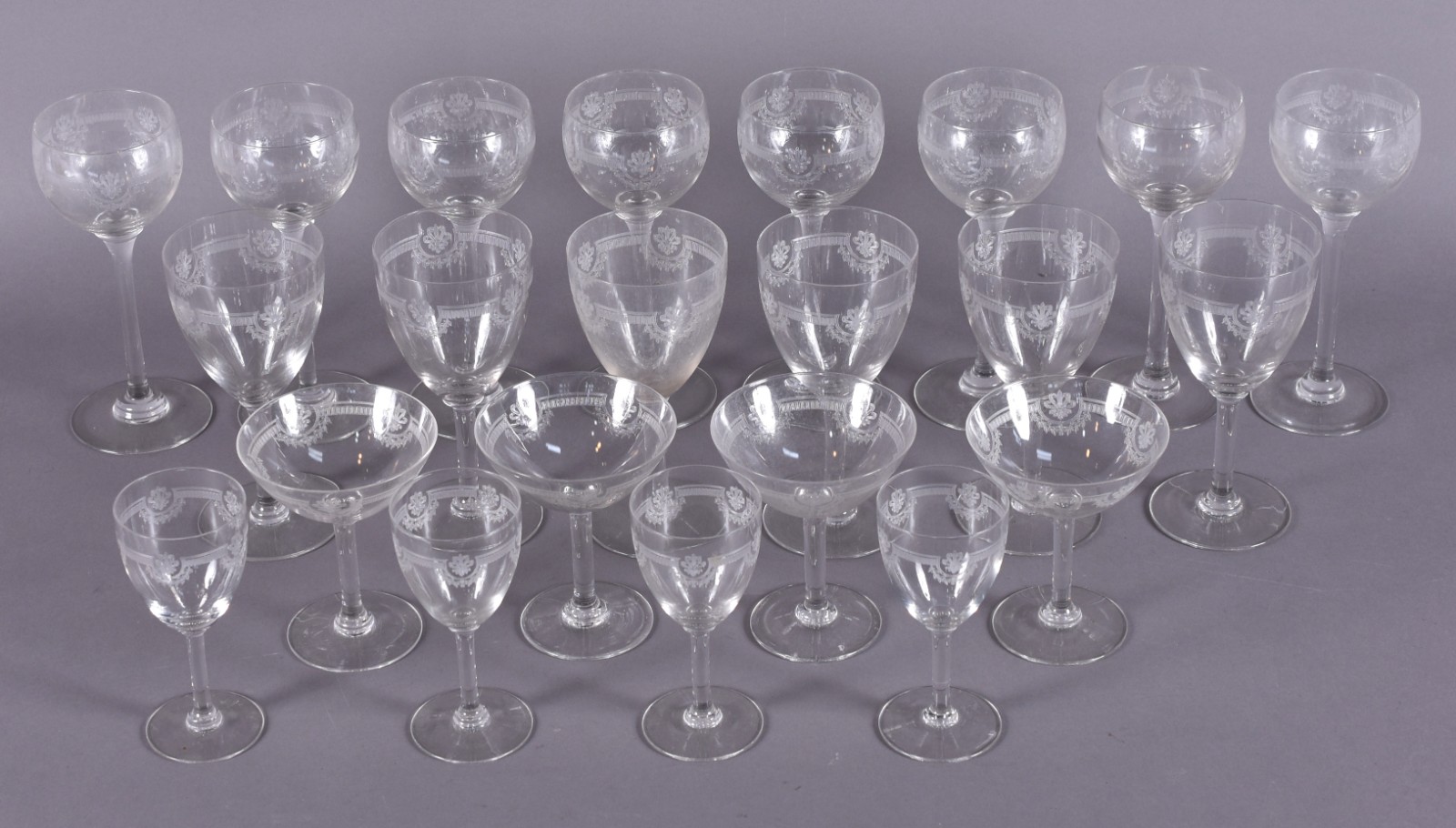 Serviço de cristal Saint Louis lavrado, modelo "MANON", composto de... - foto 2 de 4