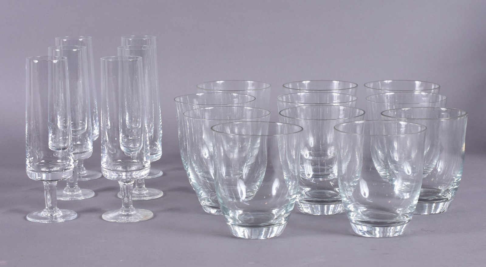 Lote composto de: 11 copos para água de cristal e 6 flutes para... - foto 1 de 4