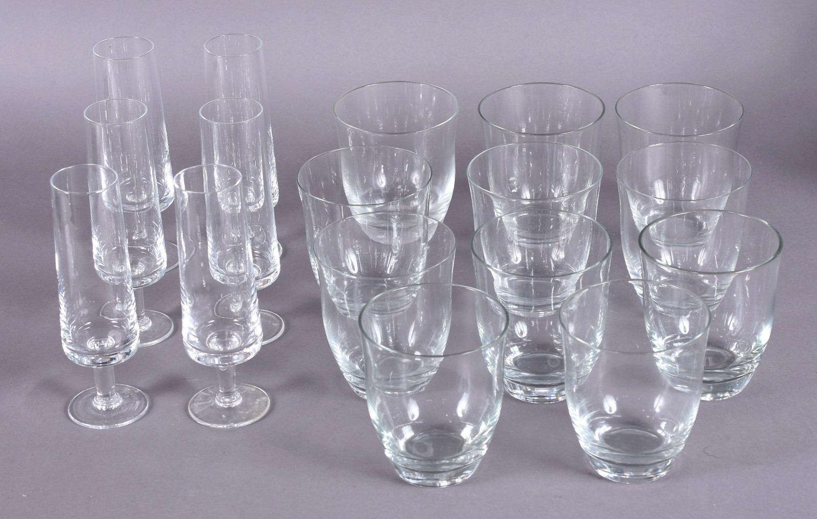 Lote composto de: 11 copos para água de cristal e 6 flutes para... - foto 2 de 4