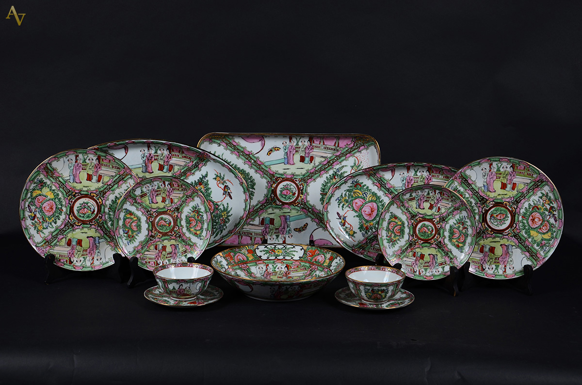 Serviço de jantar em porcelana oriental decorada, constando de: 23...