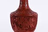 Vaso de lacca oriental vermelha com flores em r... - Vaso de lacca oriental vermelha com flores em relevo. Parte interna esmaltada na cor azul.