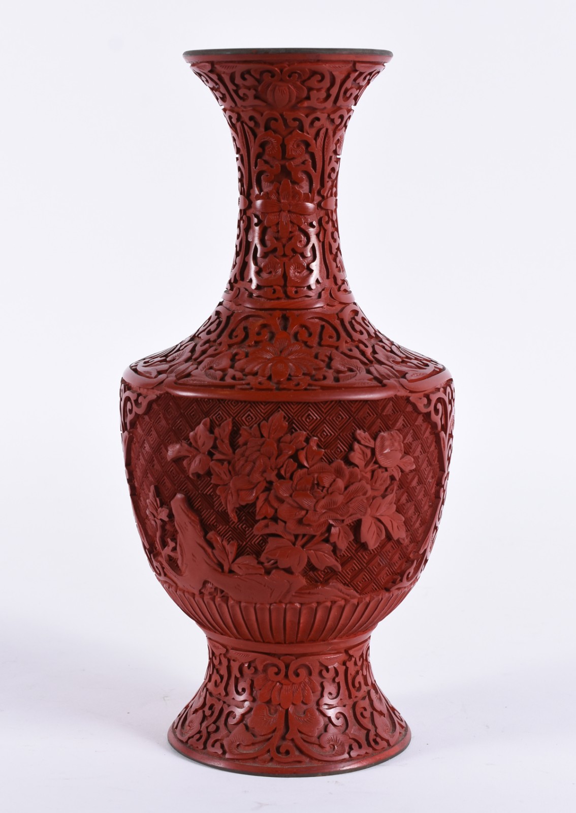 Vaso de lacca oriental vermelha com flores em relevo. Parte interna... - foto 1 de 5