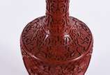 Vaso de lacca oriental vermelha com flores em r... - Vaso de lacca oriental vermelha com flores em relevo. Parte interna esmaltada na cor azul.