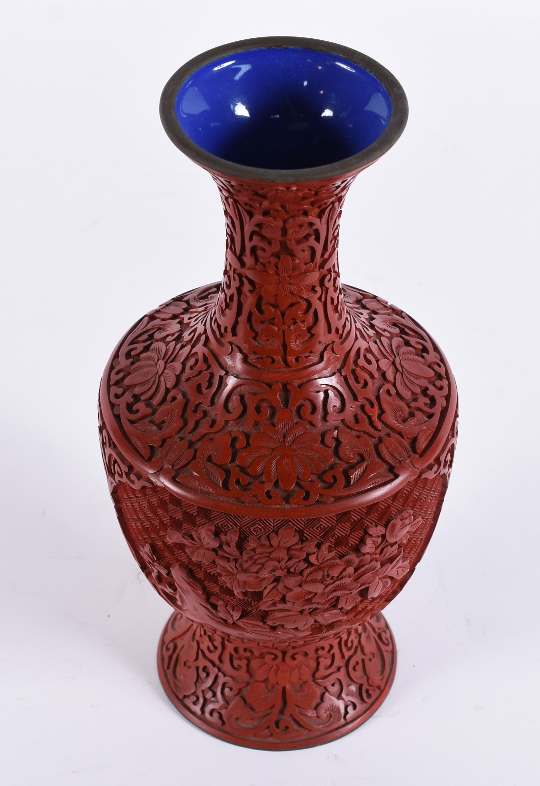 Vaso de lacca oriental vermelha com flores em relevo. Parte interna... - foto 2 de 5