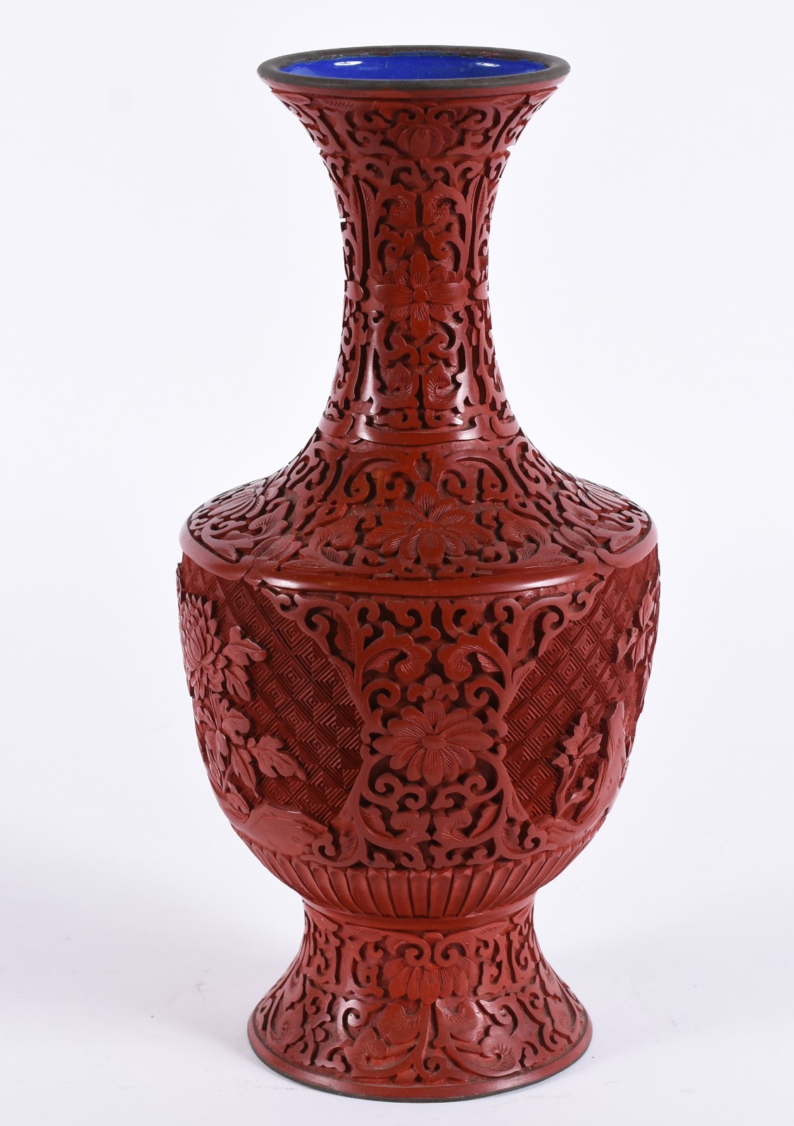 Vaso de lacca oriental vermelha com flores em relevo. Parte interna... - foto 3 de 5