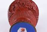 Vaso de lacca oriental vermelha com flores em r... - Vaso de lacca oriental vermelha com flores em relevo. Parte interna esmaltada na cor azul.