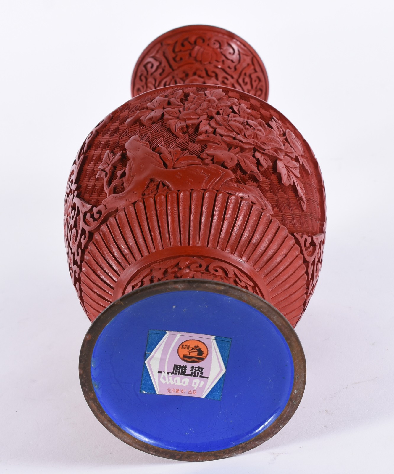 Vaso de lacca oriental vermelha com flores em relevo. Parte interna... - foto 4 de 5
