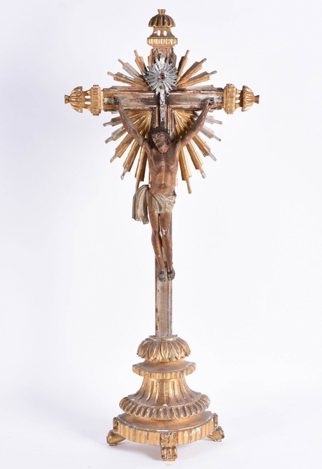 Antigo crucifixo com figura de Cristo de madeira ricamente entalhada... - foto 1 de 7