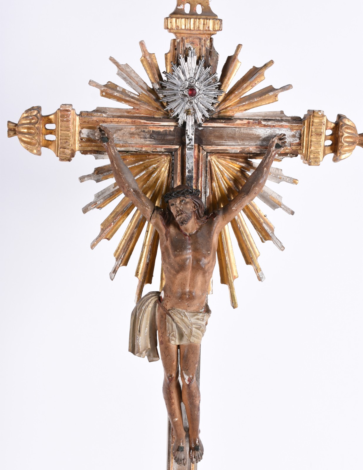 Antigo crucifixo com figura de Cristo de madeira ricamente entalhada... - foto 2 de 7