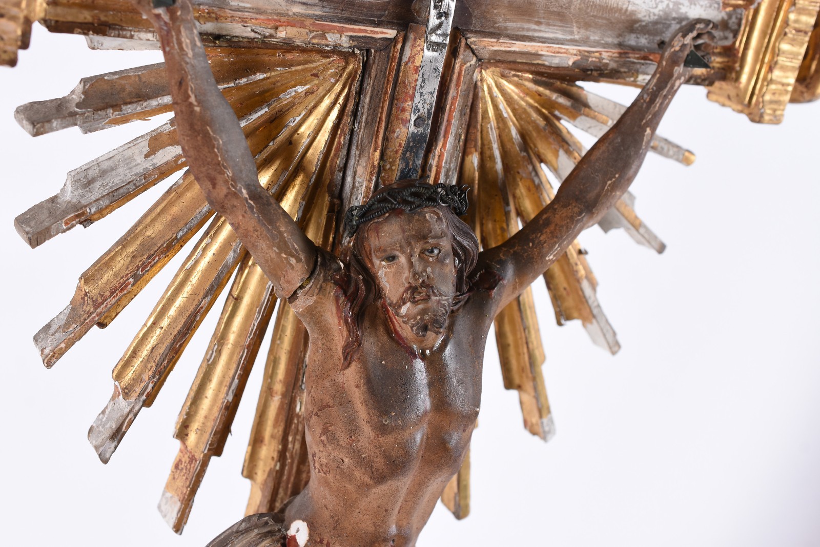 Antigo crucifixo com figura de Cristo de madeira ricamente entalhada... - foto 3 de 7