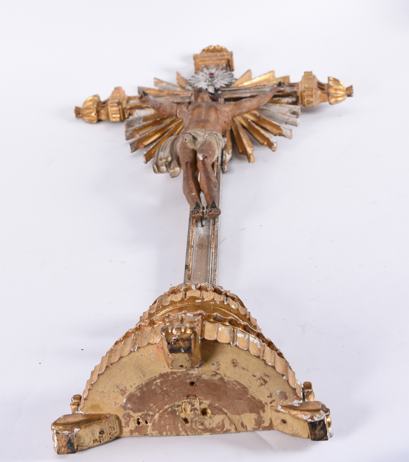 Antigo crucifixo com figura de Cristo de madeira ricamente entalhada... - foto 7 de 7