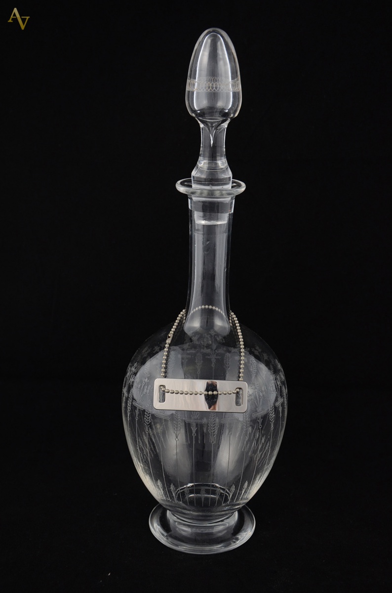 Licoreira de cristal europeu lavrado com guirlandas. Alt: 35 cm
