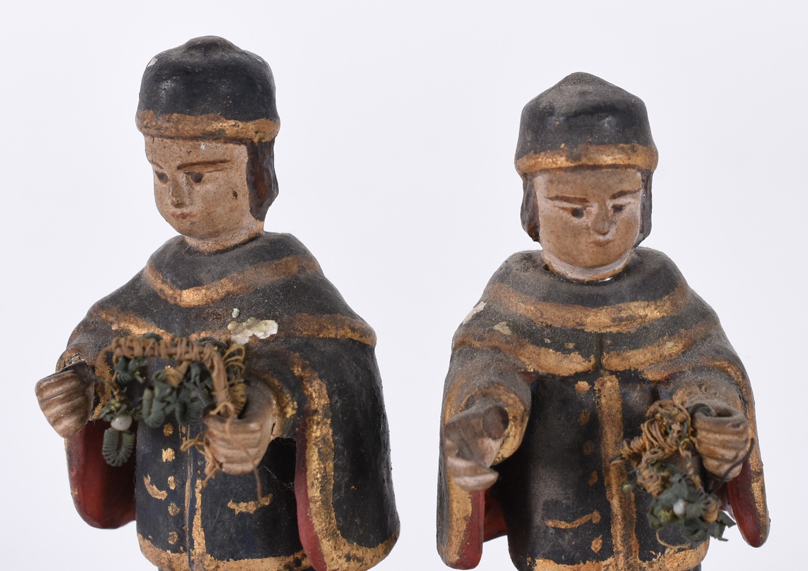 Cosme e Damião - Imagem de madeira policromada, pequenos desgastes. - foto 2 de 5