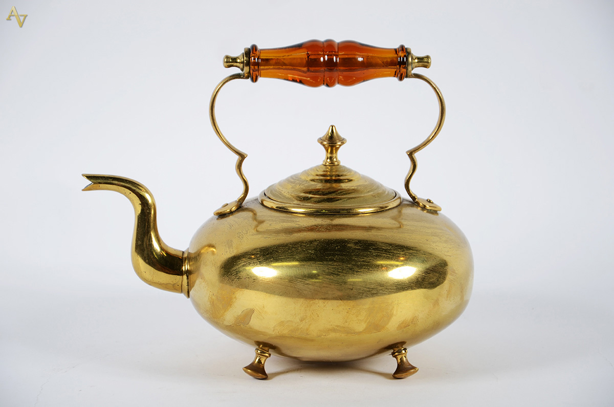 Chaleira globular; latão escocês liso encimado por alça c/ pega em...
