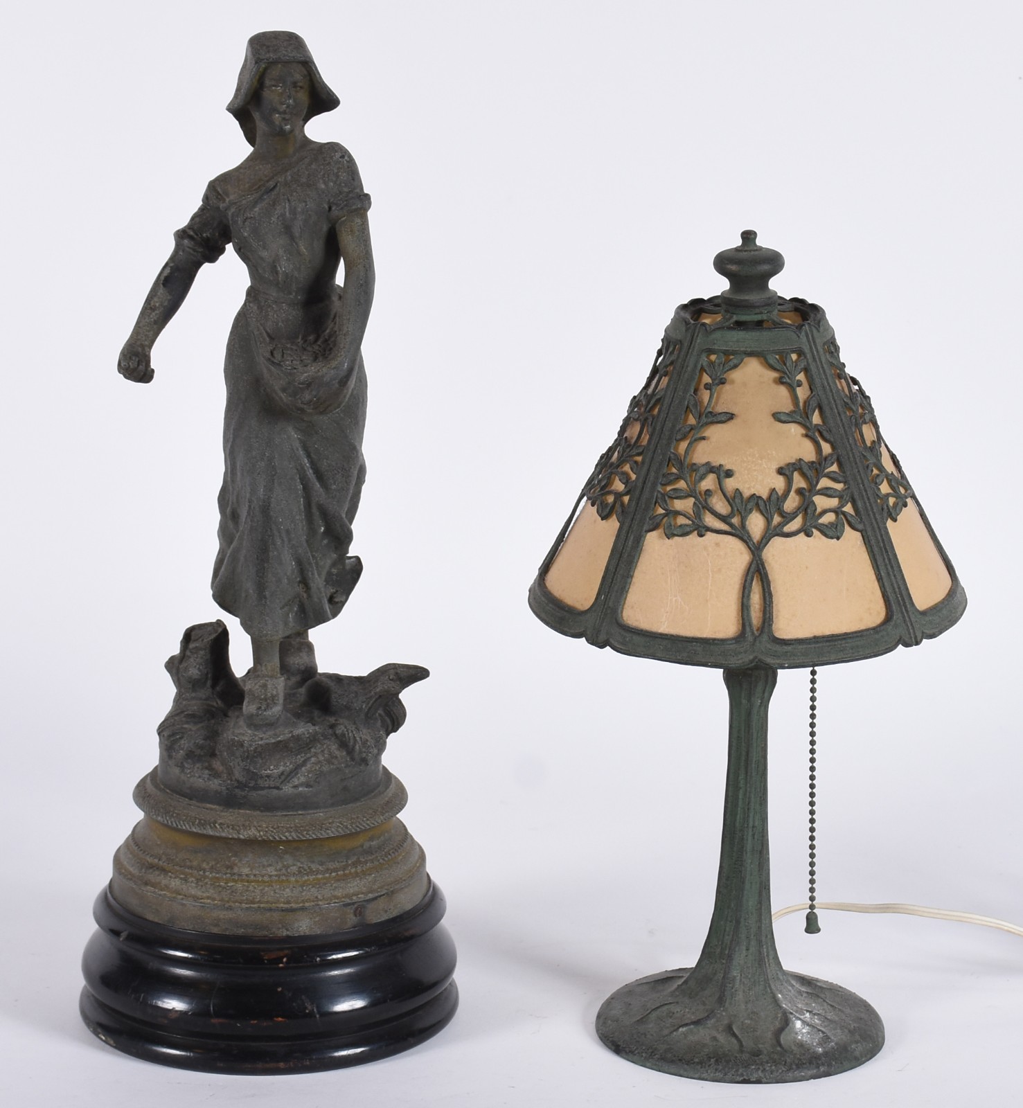 Duas peças, sendo: estatueta de petit bronze (desgastes) e armação... - foto 1 de 9