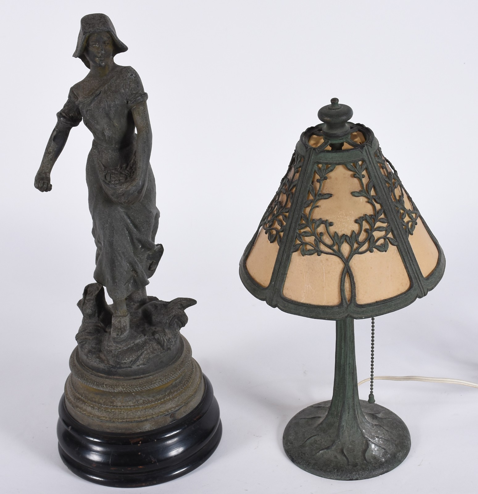 Duas peças, sendo: estatueta de petit bronze (desgastes) e armação... - foto 2 de 9