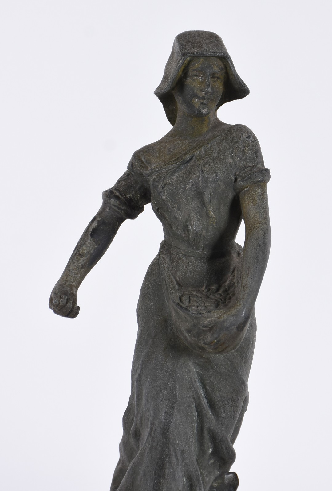 Duas peças, sendo: estatueta de petit bronze (desgastes) e armação... - foto 3 de 9