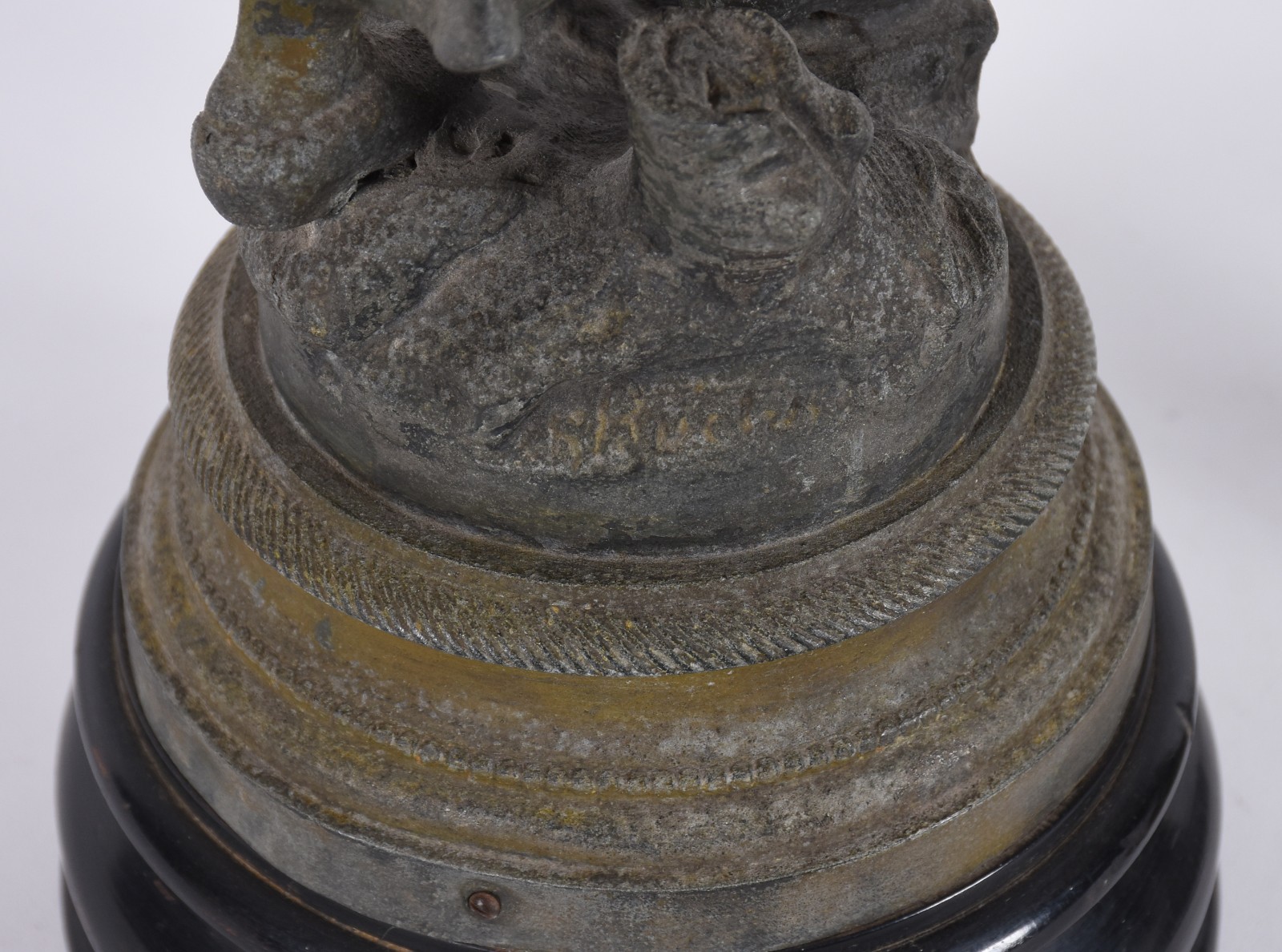Duas peças, sendo: estatueta de petit bronze (desgastes) e armação... - foto 4 de 9