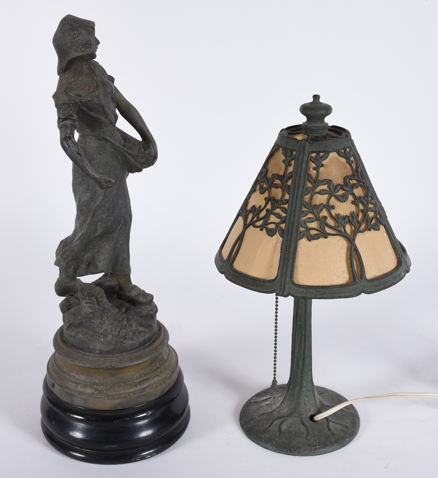 Duas peças, sendo: estatueta de petit bronze (desgastes) e armação... - foto 5 de 9