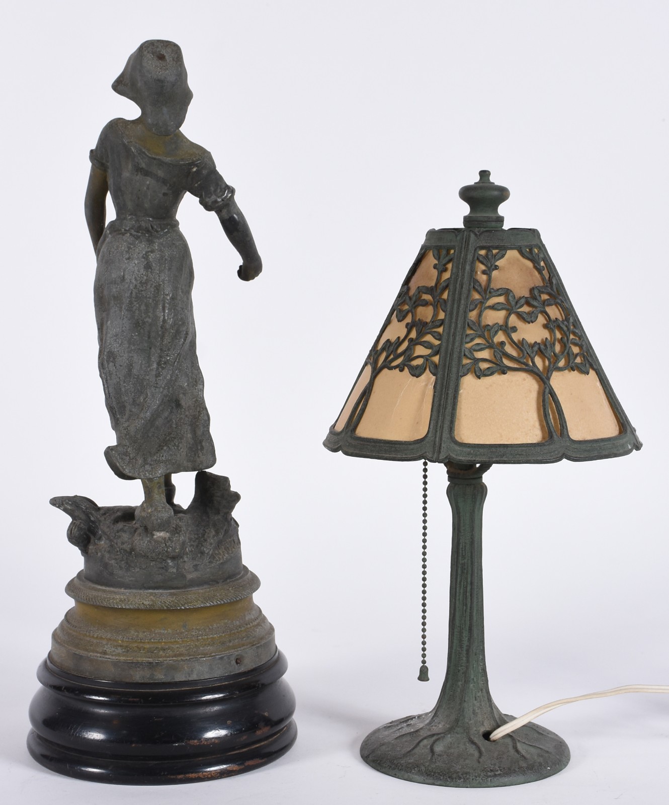 Duas peças, sendo: estatueta de petit bronze (desgastes) e armação... - foto 6 de 9