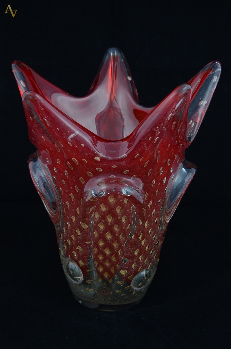 Vaso Murano na cor vermelho com pó de ouro. Alt. 26 cm