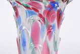 Vaso de murano italiano com mesclas coloridas s... - Vaso de murano italiano com mesclas coloridas sobre fundo branco, lascado na borda. Anos 60.
