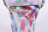 Vaso de murano italiano com mesclas coloridas s... - Vaso de murano italiano com mesclas coloridas sobre fundo branco, lascado na borda. Anos 60.