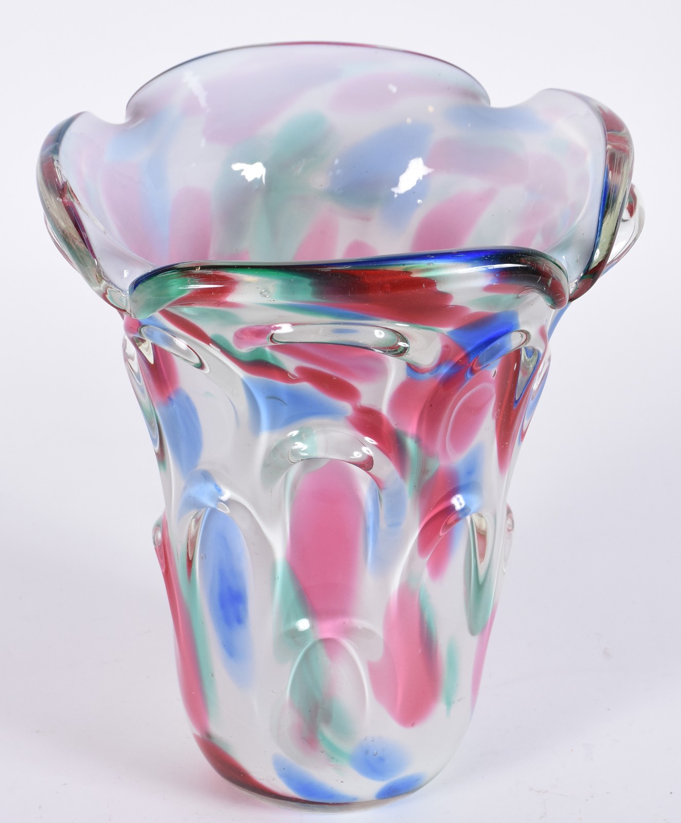 Vaso de murano italiano com mesclas coloridas sobre fundo branco... - foto 2 de 4