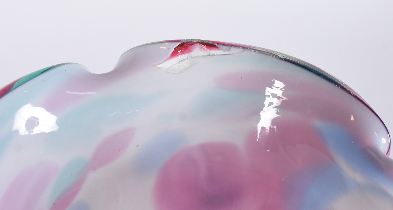 Vaso de murano italiano com mesclas coloridas sobre fundo branco... - foto 3 de 4
