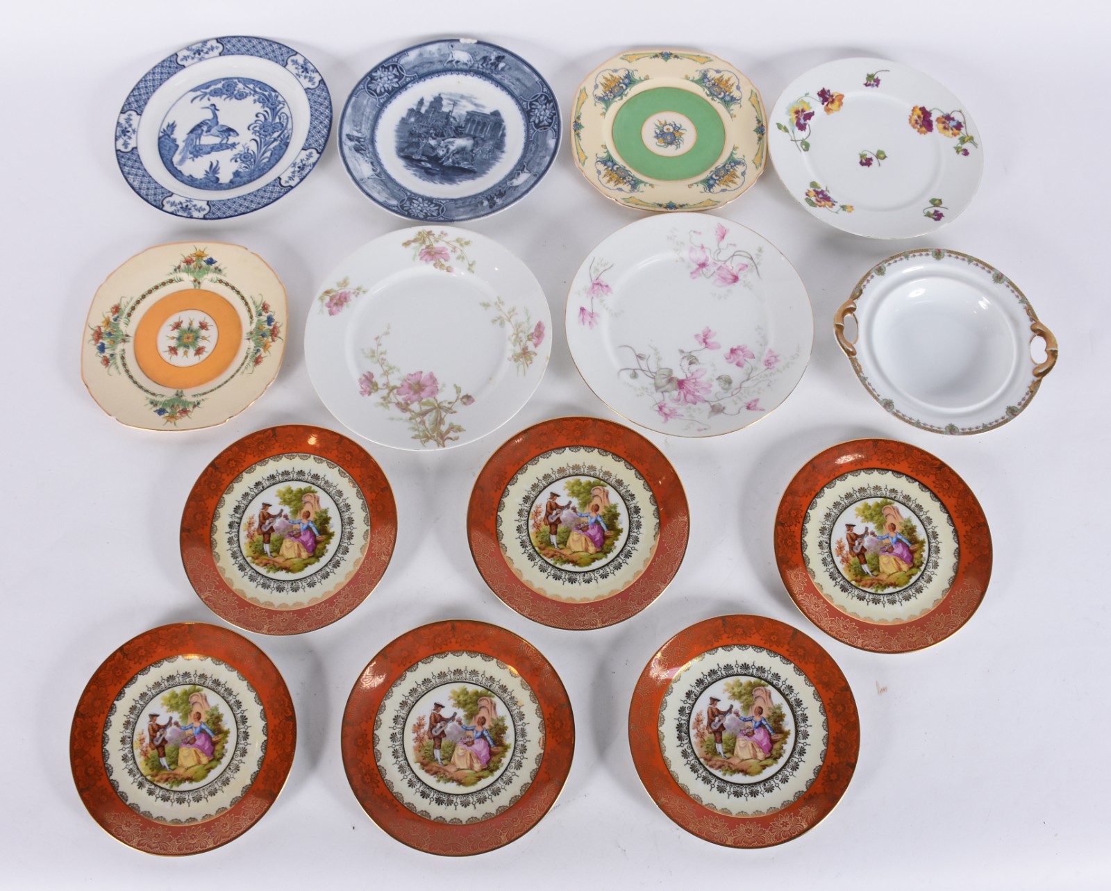 Quatorze pratos de porcelana de diversas procedências e decorações. - foto 1 de 8
