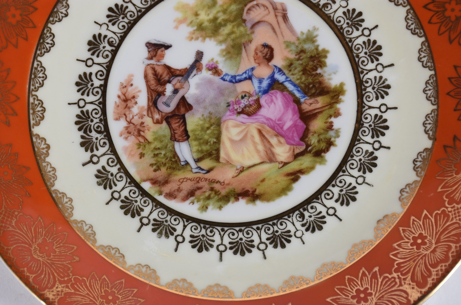 Quatorze pratos de porcelana de diversas procedências e decorações. - foto 2 de 8