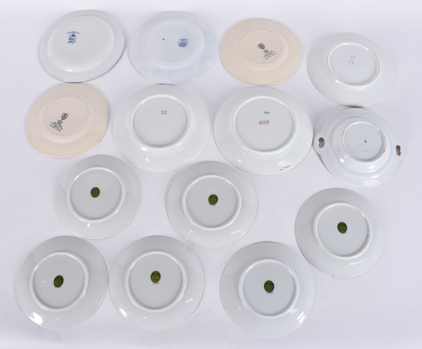 Quatorze pratos de porcelana de diversas procedências e decorações. - foto 3 de 8