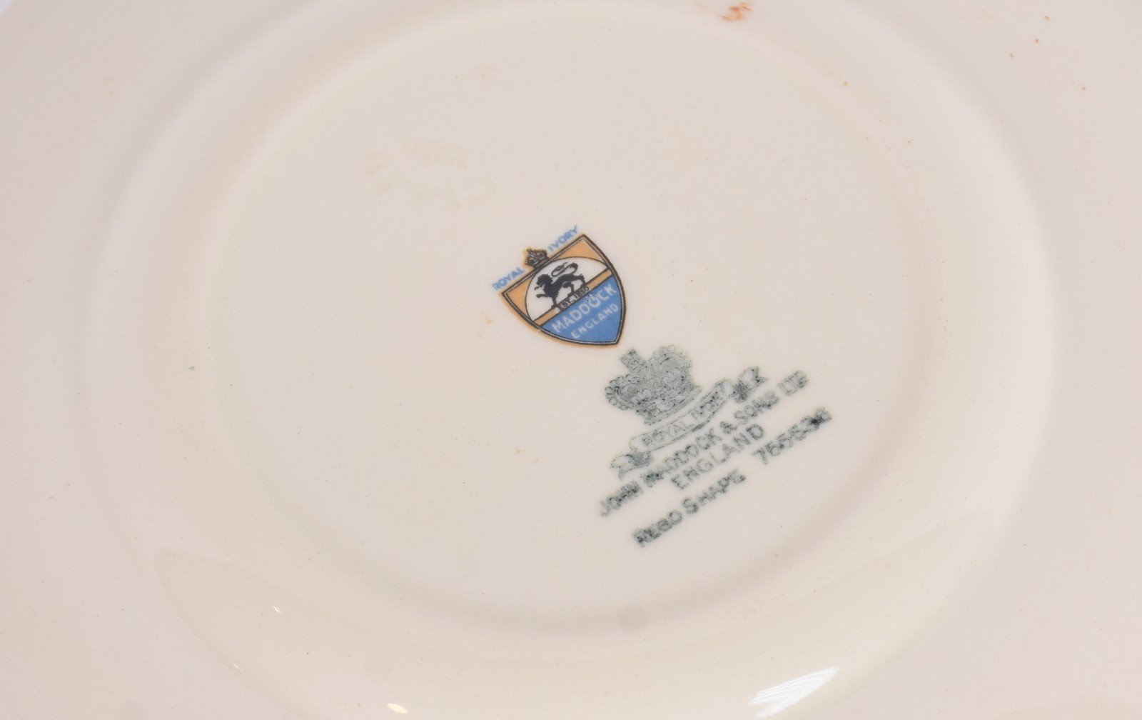 Quatorze pratos de porcelana de diversas procedências e decorações. - foto 4 de 8