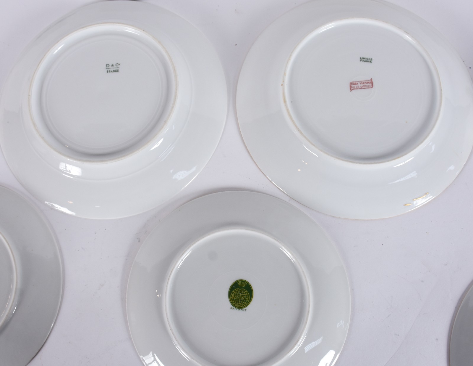 Quatorze pratos de porcelana de diversas procedências e decorações. - foto 5 de 8