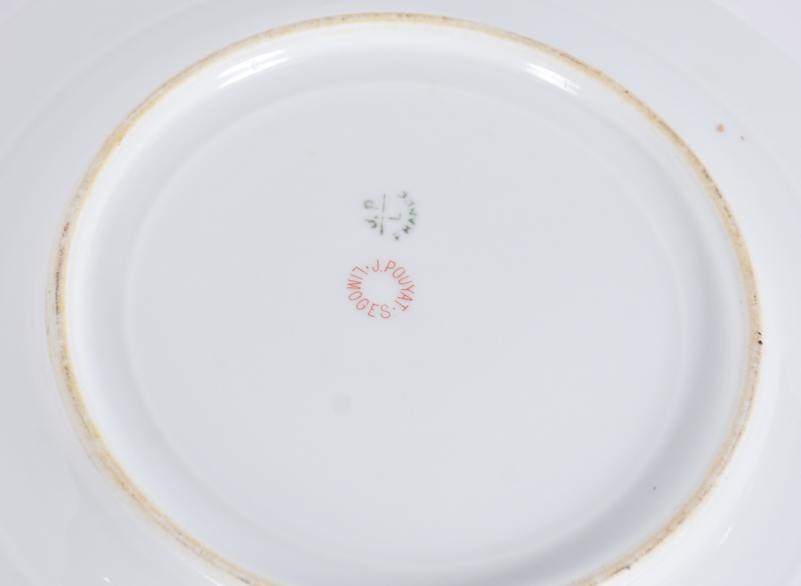 Quatorze pratos de porcelana de diversas procedências e decorações. - foto 6 de 8
