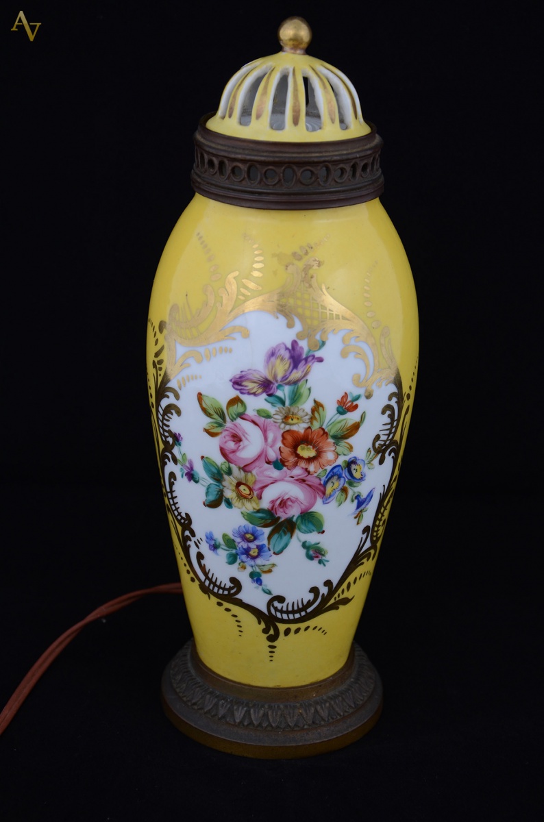 Luminária em porcelana francesa, decoração floral em policromia e... - foto 1 de 2