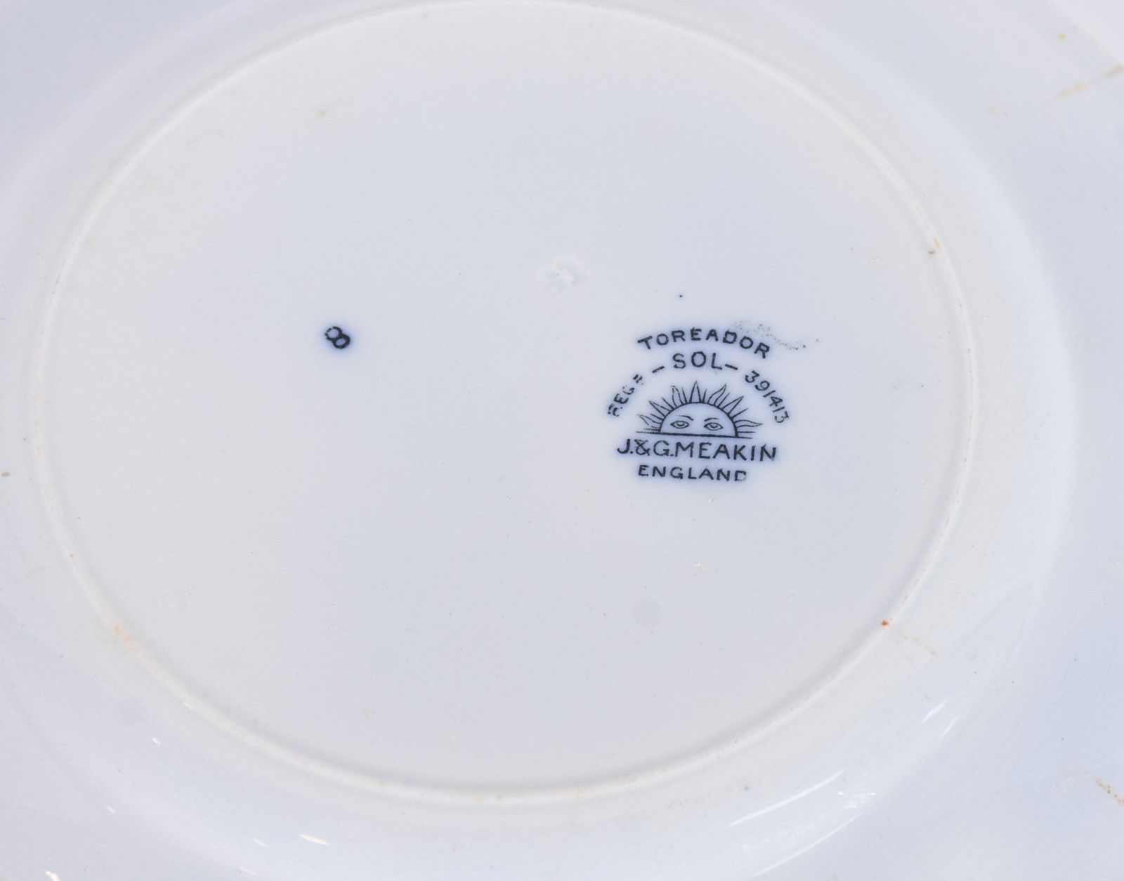 Quatorze pratos de porcelana de diversas procedências e decorações. - foto 7 de 8