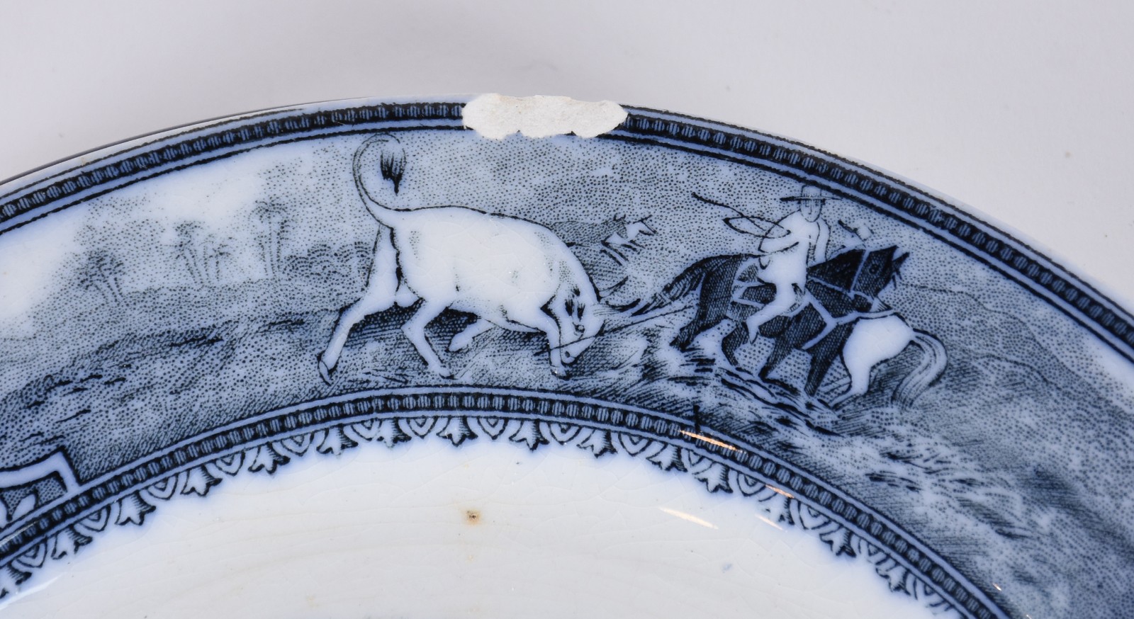 Quatorze pratos de porcelana de diversas procedências e decorações. - foto 8 de 8