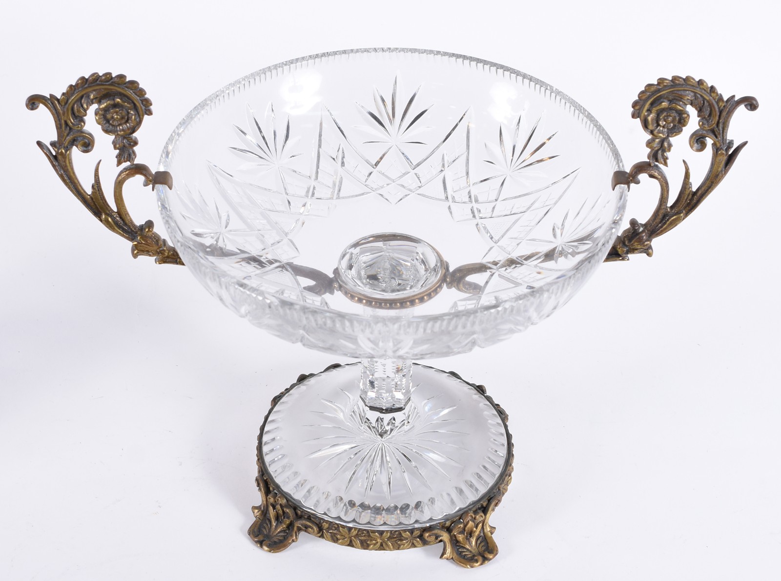 Fruteira de pé alto de cristal europeu lapidado com guarnição de... - foto 2 de 6