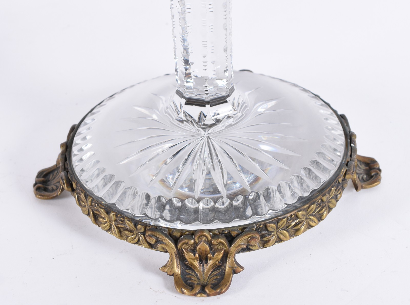 Fruteira de pé alto de cristal europeu lapidado com guarnição de... - foto 5 de 6