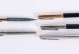 Cinco canetas Parker diversos modelos. Algumas ... - Cinco canetas Parker diversos modelos. Algumas com nome gravado.