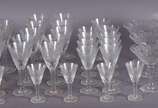 Serviço de cristal lapidado composto de: 6 vinh... - Serviço de cristal lapidado composto de: 6 vinho tinto, 10 para vinho branco, 9 para vinho do Porto, 6 para licor, 7 para champagne. Total: 38 p...