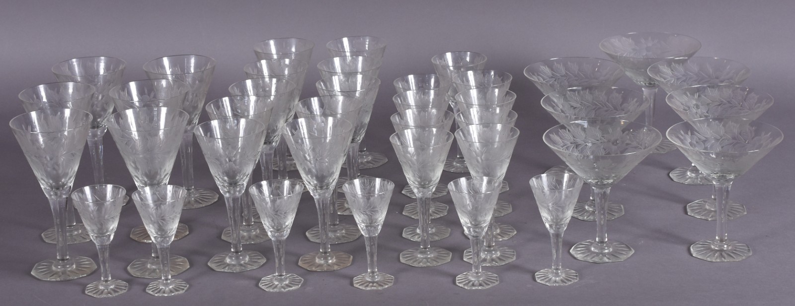 Serviço de cristal lapidado composto de: 6 vinho tinto, 10 para vinho... - foto 1 de 6