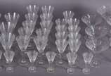 Serviço de cristal lapidado composto de: 6 vinh... - Serviço de cristal lapidado composto de: 6 vinho tinto, 10 para vinho branco, 9 para vinho do Porto, 6 para licor, 7 para champagne. Total: 38 p...