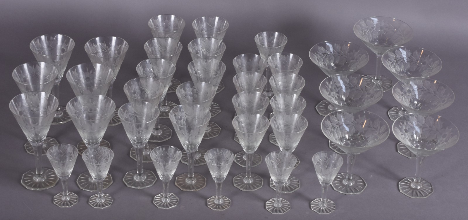 Serviço de cristal lapidado composto de: 6 vinho tinto, 10 para vinho... - foto 2 de 6